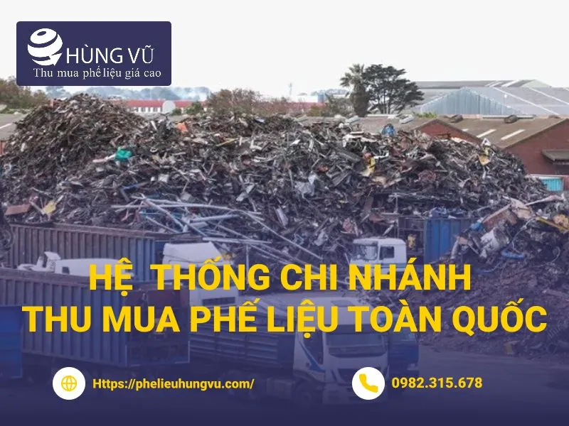 Banner của Phế Liệu Hùng Vũ trên nền bãi phế liệu kim loại chất đống, kèm số điện thoại và địa chỉ website