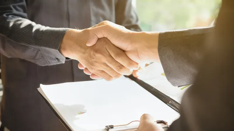 ký kết hợp đồng rõ ràng, điều khoản minh bạch