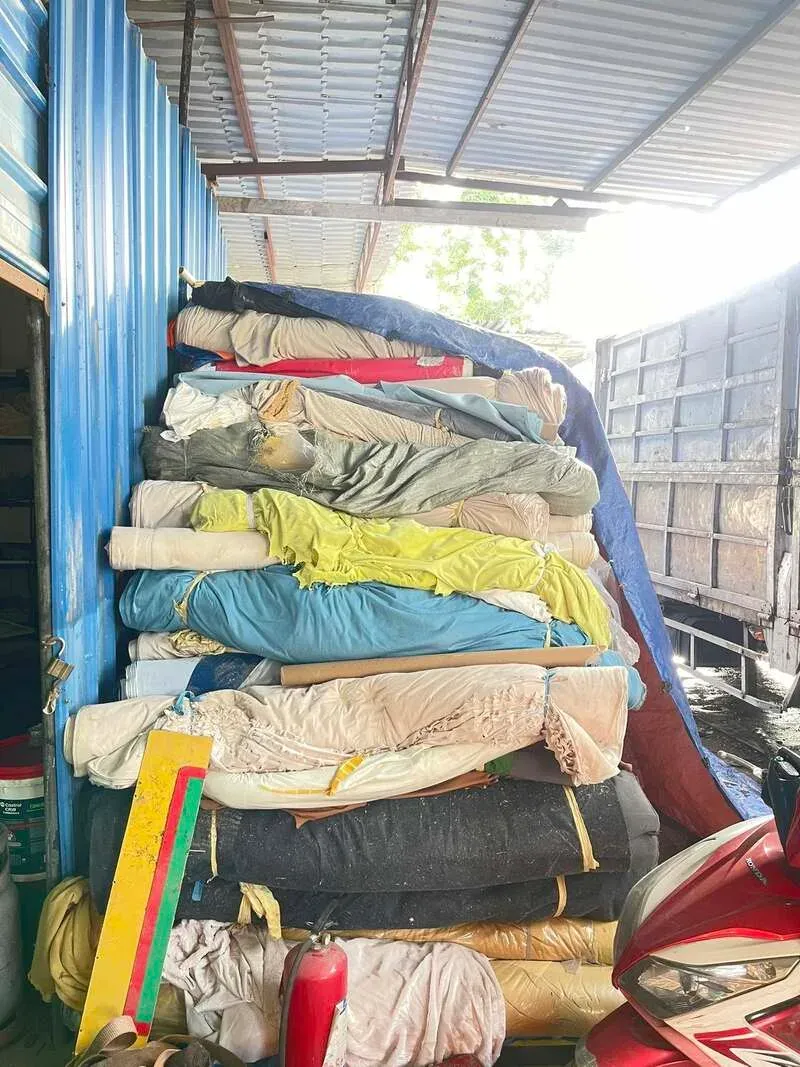 Vải cây thanh lý xếp chồng trên xe tải chờ vận chuyển