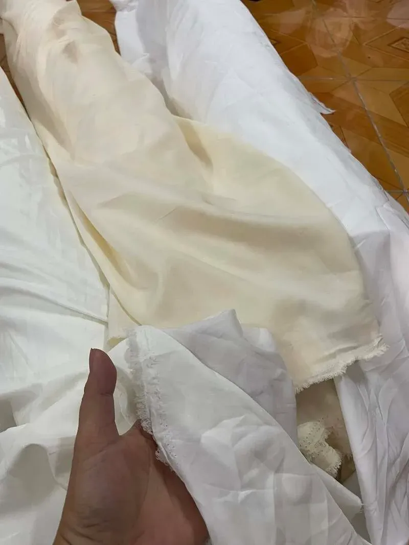 Vải lụa màu trắng ngà thanh lý, mẫu cầm trên tay